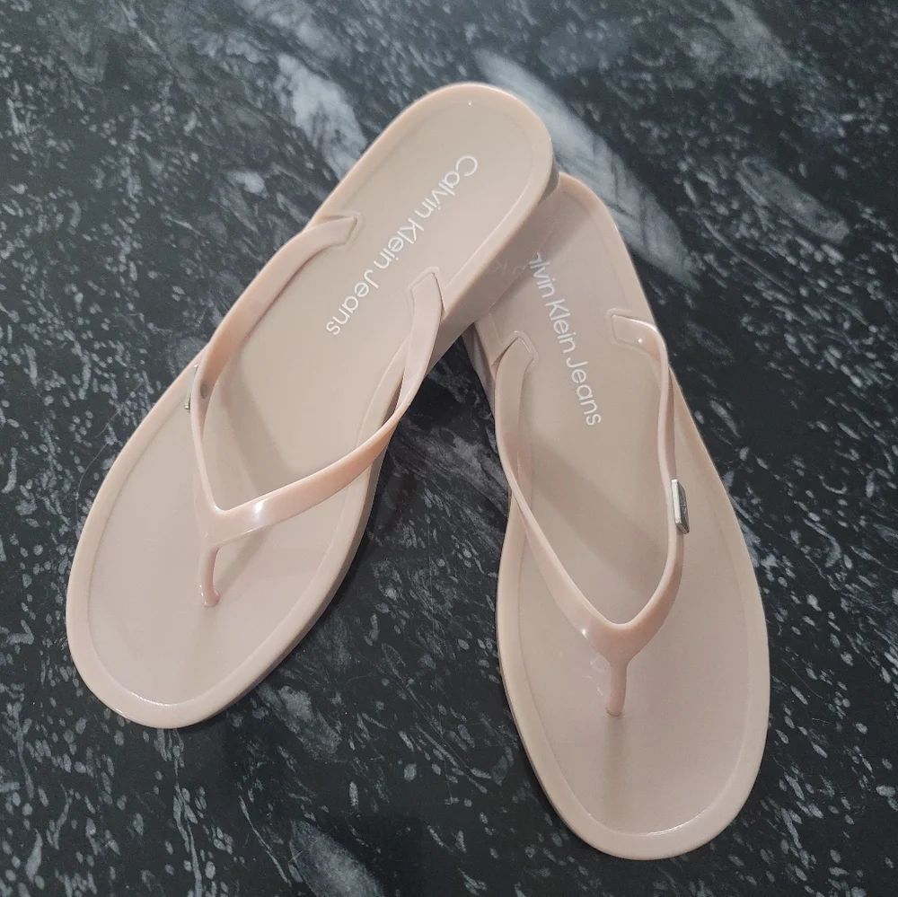 BRAND NEW CALVIN KLEIN WOMEN's FLIP FLOPS R3